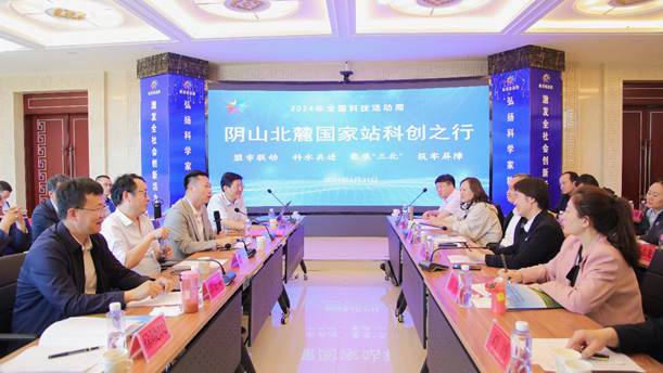 会议室里的人们 AI 生成的内容可能不正确。